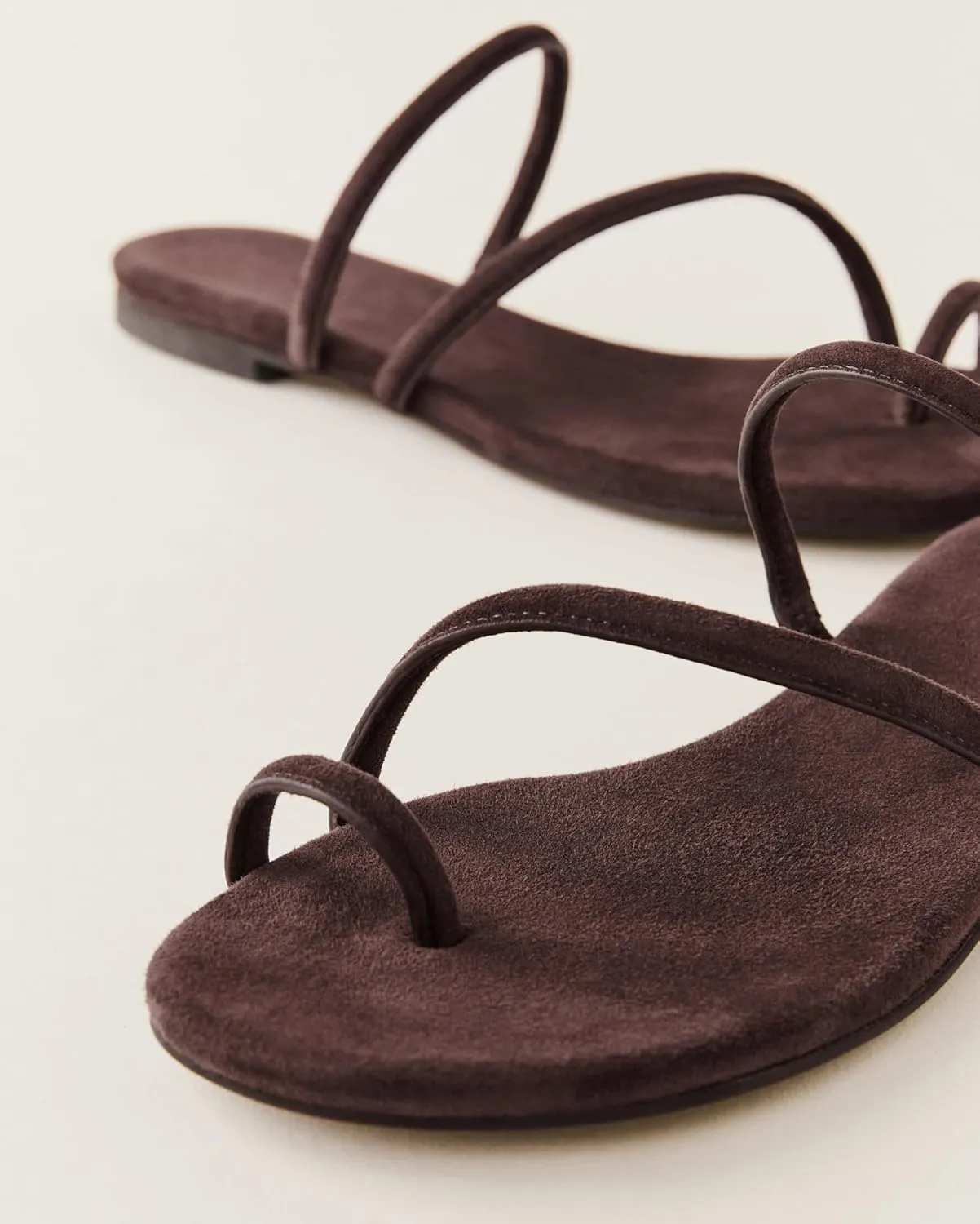 Strappy Flat Sandals for Women Open Toe Slip On Slides Toe Ring Cross Strap Slippers Sandals Casual Comfortable Summer Beach Flat Shoes