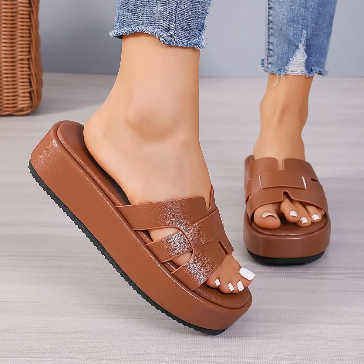 TOCONFFON Women's Flat Sandals Comfortable Platform Slides Sandals Casual Summer Beach Slip On Sandals with Soft PU Leather