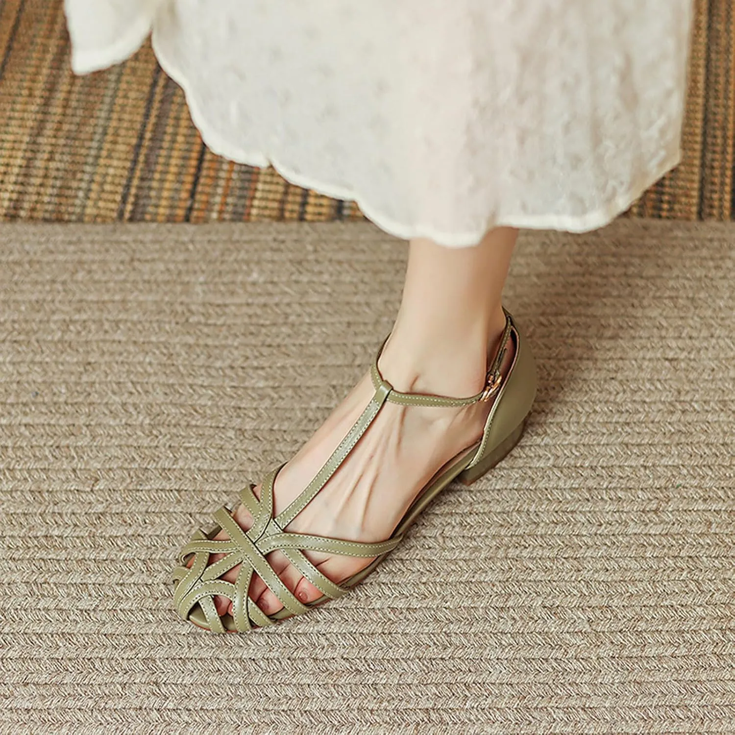 Women's Caged Closed Toe Flat Sandals T Strap Comfortable Adjustable Buckle Hollow Out Roman Sandals Vintage Casual Beach Sandals