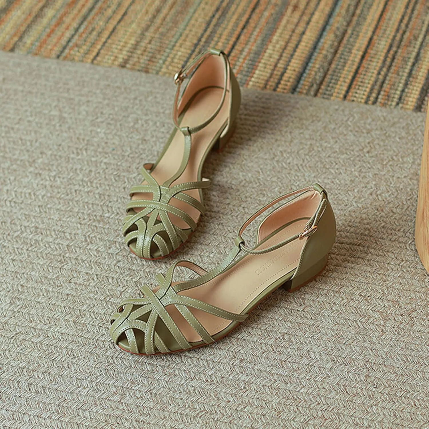 Women's Caged Closed Toe Flat Sandals T Strap Comfortable Adjustable Buckle Hollow Out Roman Sandals Vintage Casual Beach Sandals