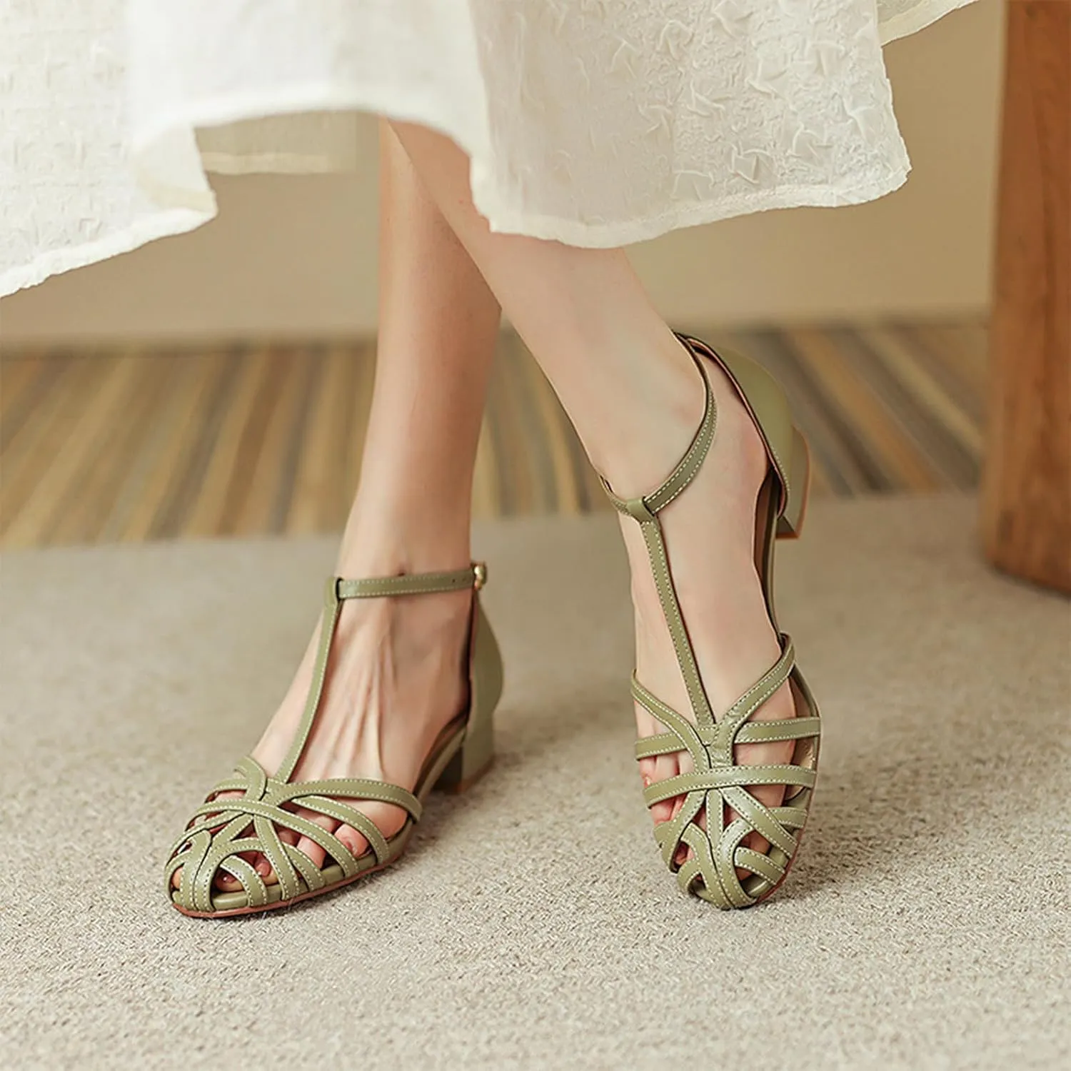 Women's Caged Closed Toe Flat Sandals T Strap Comfortable Adjustable Buckle Hollow Out Roman Sandals Vintage Casual Beach Sandals